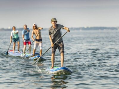 Stand Up Paddler paddeln auf der Ostsee