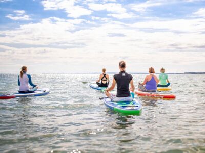 Yogakurs auf SUP-Boards auf der Ostsee