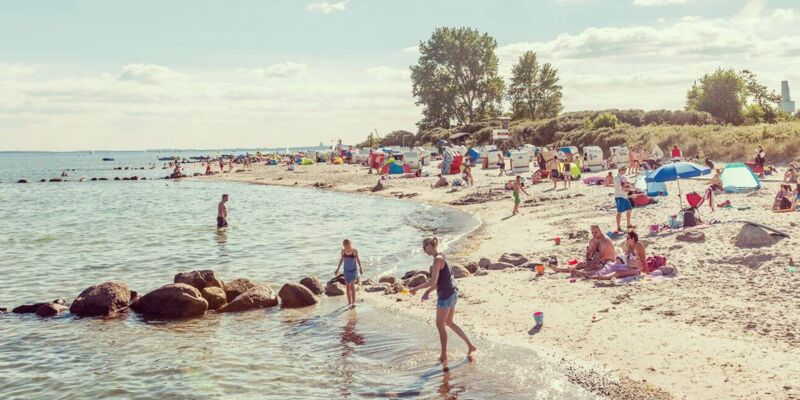 Badegäste an der Ostsee am Strand in Rettin
