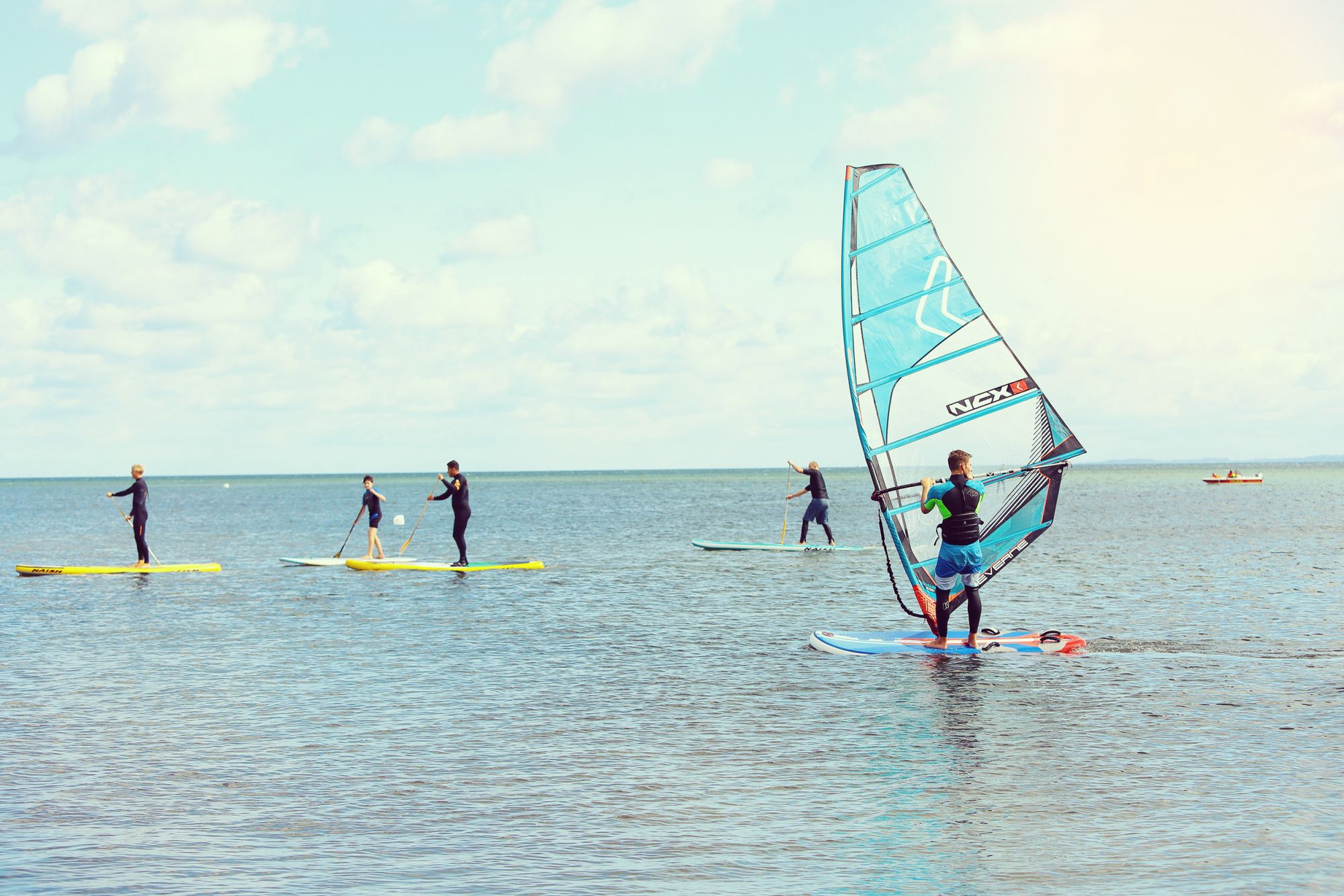 Stand Up Paddler und Surfer auf der Ostsee vor Pelzerhaken