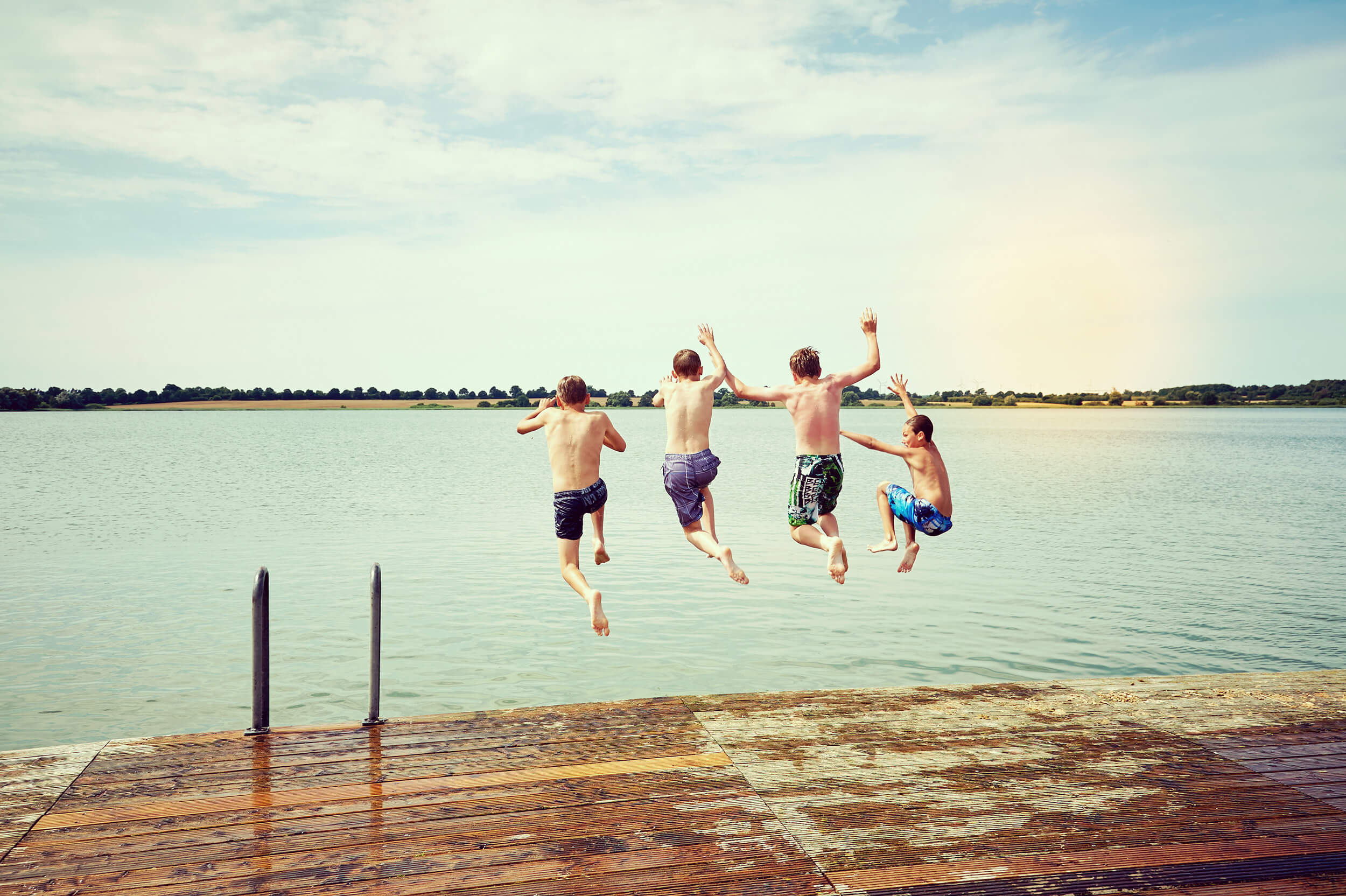 4 Jungs springen ins Wasser