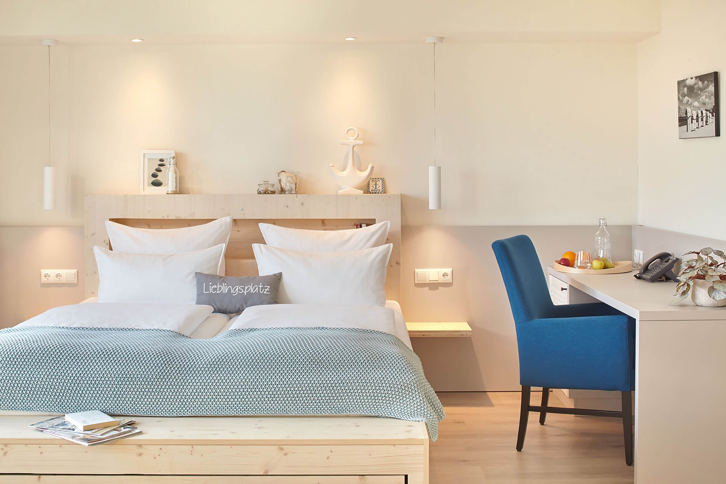 Hotel Strandkind Blick in den hellen, schönen Schlafbereich mit Bett und Schreibtisch